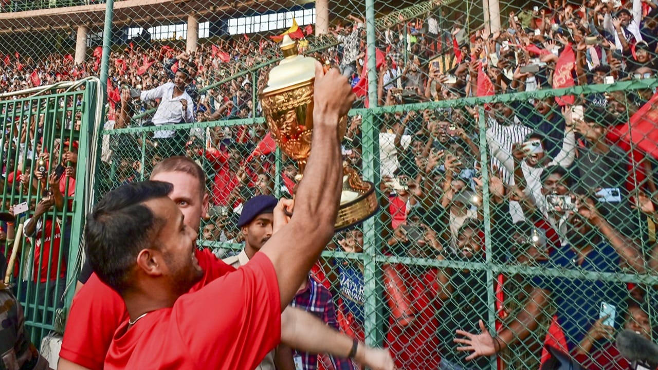 ഈ പരിശോധനയില്‍ സമിതി തൃപ്തി അറിയിച്ചാല്‍ ചിന്നസ്വാമി സ്റ്റേഡിയത്തില്‍ മത്സരങ്ങള്‍ നടത്തുന്നതിനുള്ള തടസം നീങ്ങും. അതുകൊണ്ട് നാളത്തെ ദിവസം ഇക്കാര്യത്തില്‍ നിര്‍ണായകമാണ്. ആര്‍സിബിയുടെ അഞ്ച് ഹോം മത്സരങ്ങൾ ബെംഗളൂരുവിലും രണ്ട് ഹോം മത്സരങ്ങൾ റായ്പൂരിലും നടത്താനാണ് നീക്കം (Image Credits: PTI).