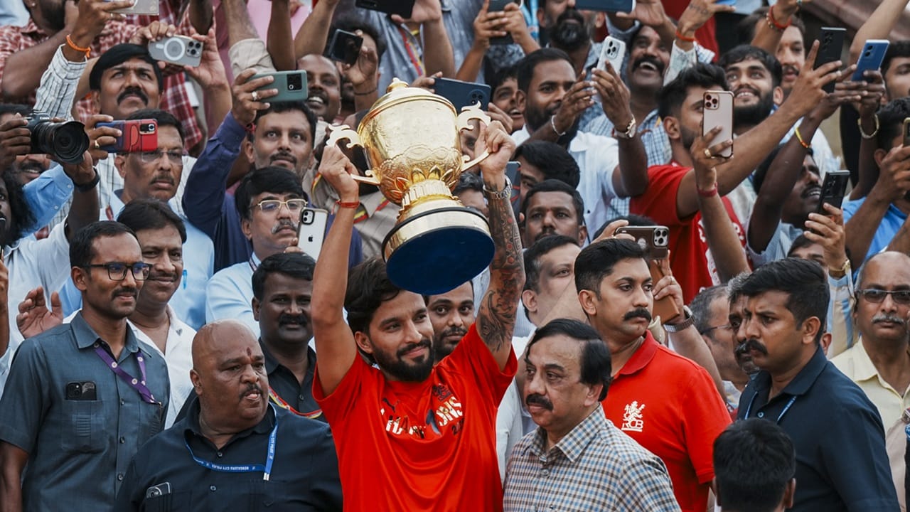 കഴിഞ്ഞ ദിവസം ആര്‍സിബിയുടെ വിജയാഘോഷത്തിനിടെയുണ്ടായ തിക്കും തിരക്കും ദുരന്തത്തില്‍ കലാശിച്ചതിനെ തുടര്‍ന്ന് ചിന്നസ്വാമിയില്‍ മത്സരം നടത്താന്‍ നിയന്ത്രണങ്ങള്‍ ഏര്‍പ്പെടുത്തിയിരുന്നു. സംസ്ഥാന സര്‍ക്കാരിന്റെ അനുമതി ലഭിച്ചെങ്കില്‍ മാത്രമേ ചിന്നസ്വാമിയില്‍ മത്സരങ്ങള്‍ നടത്താനാകൂ. എന്നാല്‍ ഇതുവരെ അനുമതി ലഭിച്ചിട്ടില്ല (Image Credits: PTI).