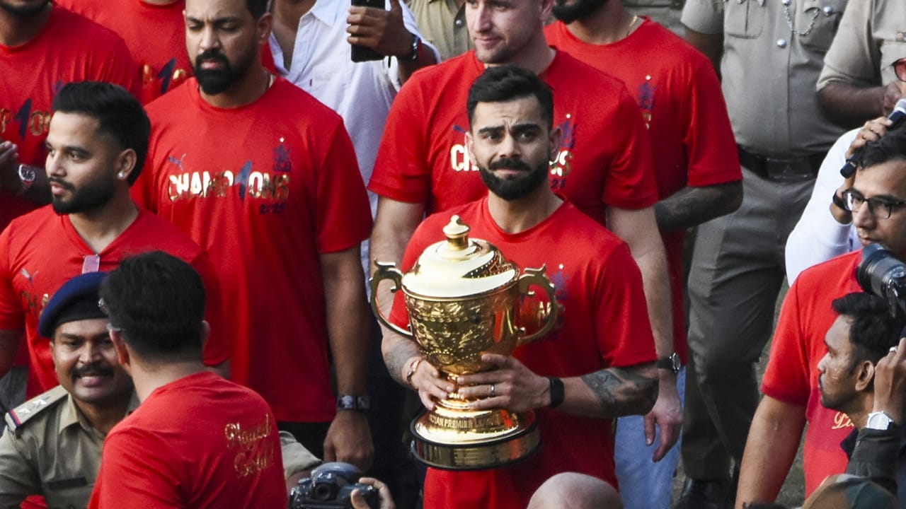 ഐപിഎല്‍ 2026 സീസണിലെ ആദ്യ ഘട്ട ഷെഡ്യൂള്‍ കഴിഞ്ഞ ദിവസം ബിസിസിഐ പുറത്തുവിട്ടിരുന്നു. ഇതില്‍ ആര്‍സിബിയുടെ രണ്ട് ഹോം മത്സരങ്ങള്‍ ബെംഗളൂരു എം ചിന്നസ്വാമി സ്റ്റേഡിയത്തില്‍ നടത്താനാണ് നീക്കം. എന്നാല്‍ ചിന്നസ്വാമി സ്റ്റേഡിയത്തിന്റെ കാര്യത്തില്‍ അനിശ്ചിതത്വം നിലനില്‍ക്കുകയാണ് (Image Credits: PTI).