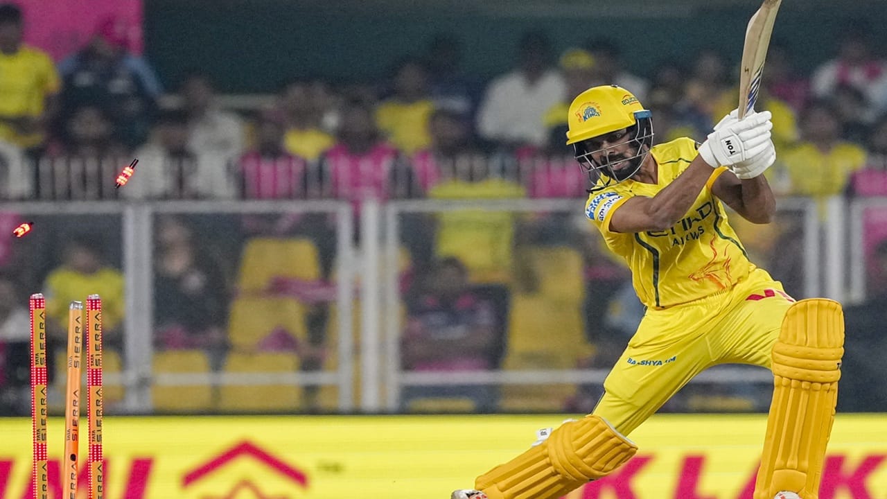 ക്യാപ്റ്റന് റുതുരാജ് ഗെയ്ക്വാദും, ആറു റണ്സെടുത്ത് പുറത്തായി. 11 പന്തുകള് നേരിട്ട റുതുവിന്റെ സ്റ്റമ്പുകള് ജോഫ്ര ആര്ച്ചര് പിഴുതു. വണ് ഡൗണായെത്തിയ ആയുഷ് മാത്രെയെ ബര്ജര് ഗോള്ഡന് ഡക്കായി മടങ്ങി. ബര്ജറിനായിരുന്നു ഈ വിക്കറ്റ്.