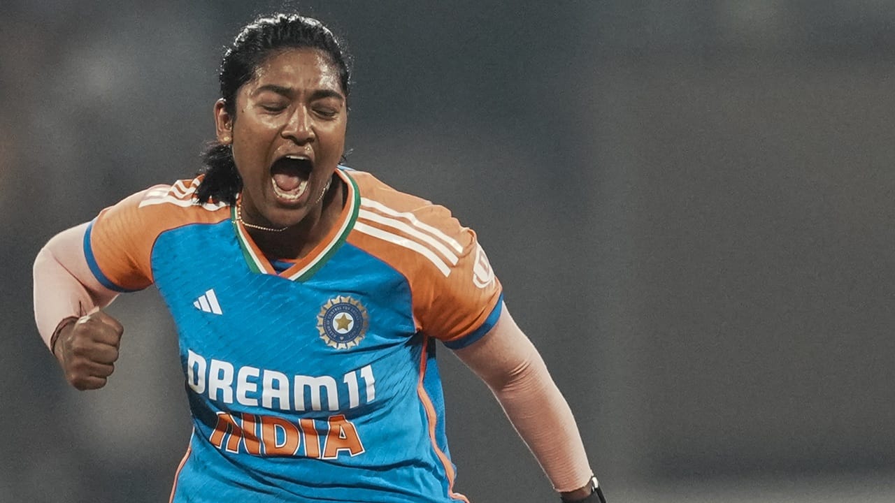 മാനന്തവാടി ഇന്ത്യന്‍ ടീമിന് സമ്മാനിച്ച മറ്റൊരു വനിതാ താരമാണ് സജന സജീവന്‍. ഡബ്ല്യുപിഎല്ലില്‍ മുംബൈ ഇന്ത്യന്‍സ് താരമാണ്. മുംബൈ ഇന്ത്യന്‍സിന് വേണ്ടി പുറത്തെടുത്ത മികച്ച പ്രകടനമാണ് സജനയ്ക്ക് ദേശീയ ടീമിലേക്ക് വഴി തുറന്നത്. മിന്നുവിനെ പോലെ സജനയും ഓള്‍ റൗണ്ടറാണ്. പ്രതികൂല സാഹചര്യങ്ങളോട് പട പൊരുതിയാണ് ഇരുവരും ക്രിക്കറ്റ് കരിയറില്‍ മുന്നേറിയത് (Image Credits: PTI).