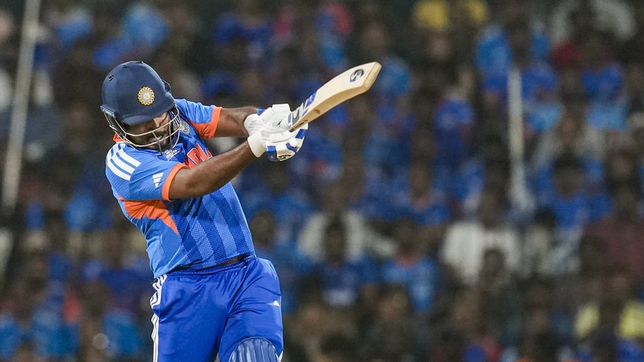 അവസരം ലഭിച്ച ആദ്യ രണ്ട് മത്സരങ്ങളിലും വലിയ സ്കോര് കണ്ടെത്താനായില്ലെങ്കിലും ടീമിന് മികച്ച തുടക്കം നല്കാന് സഞ്ജുവിന് സാധിച്ചു. വെസ്റ്റ് ഇന്ഡീസിനെതിരായ മത്സരത്തില് ടീമിനെ വിജയിപ്പിച്ചു. സെമി ഫൈനലിലും, ഫൈനലിലേക്ക് യോഗ്യത നേടിയാല് ആ മത്സരത്തിലും ഇനി സഞ്ജു കളിക്കുമെന്നുറപ്പ് (Image Credits: PTI).