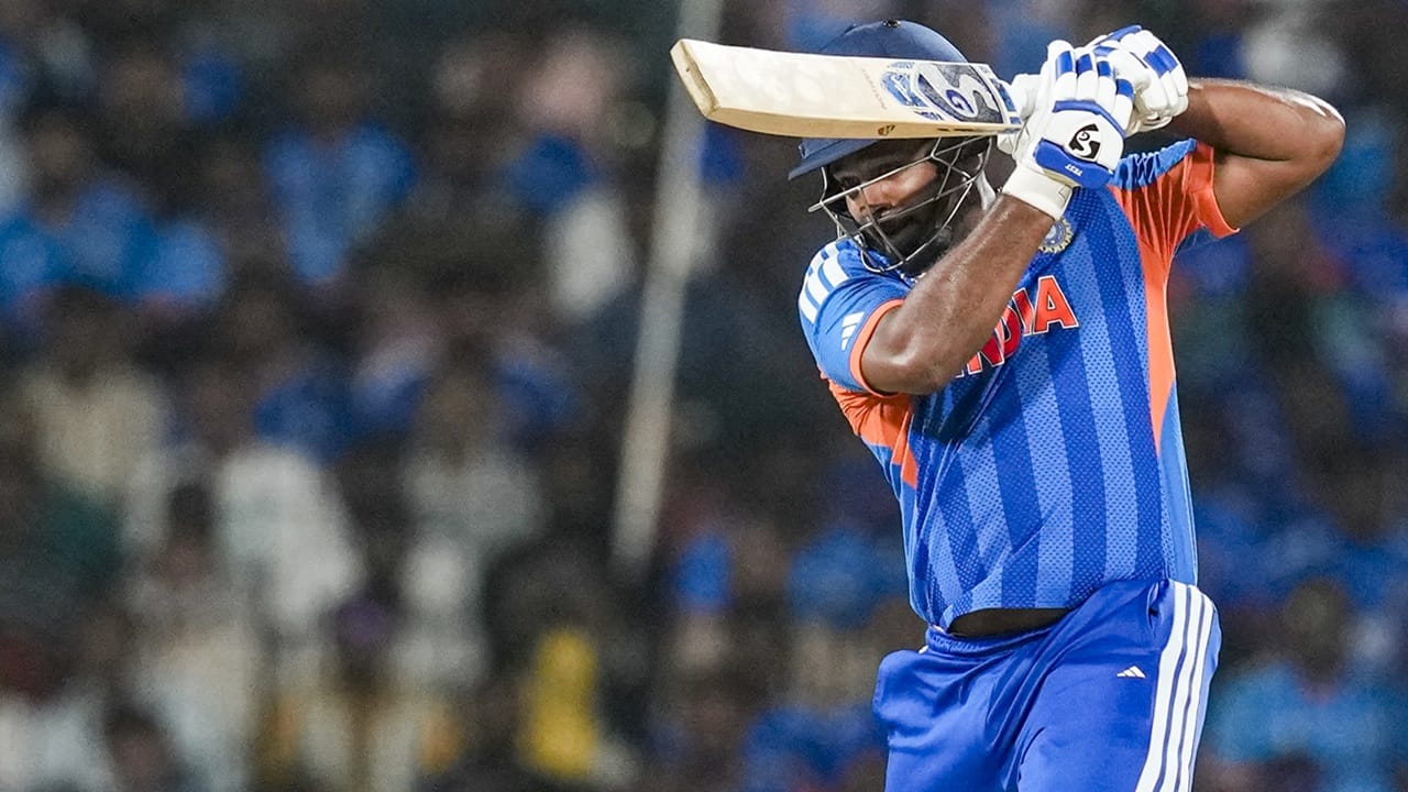 പല മത്സരങ്ങളിലും സഞ്ജുവിനെ ഒഴിവാക്കേണ്ടത് വന്നതിന്റെ കാരണം പരിശീലകന് ഗൗതം ഗംഭീര് വെളിപ്പെടുത്തി. ന്യൂസിലന്ഡിനെതിരായ പരമ്പര സഞ്ജുവിന് ബുദ്ധിമുട്ടേറിയതായിരുന്നു. ആ സമ്മര്ദ്ദ സാഹചര്യത്തില് അദ്ദേഹത്തിന് ഒരു ഇടവേള നല്കേണ്ടത് പ്രധാനമായിരുന്നുവെന്ന് പിടിഐയുടെ ചോദ്യത്തിന് ഗംഭീർ മറുപടി നൽകി (Image Credits: PTI).