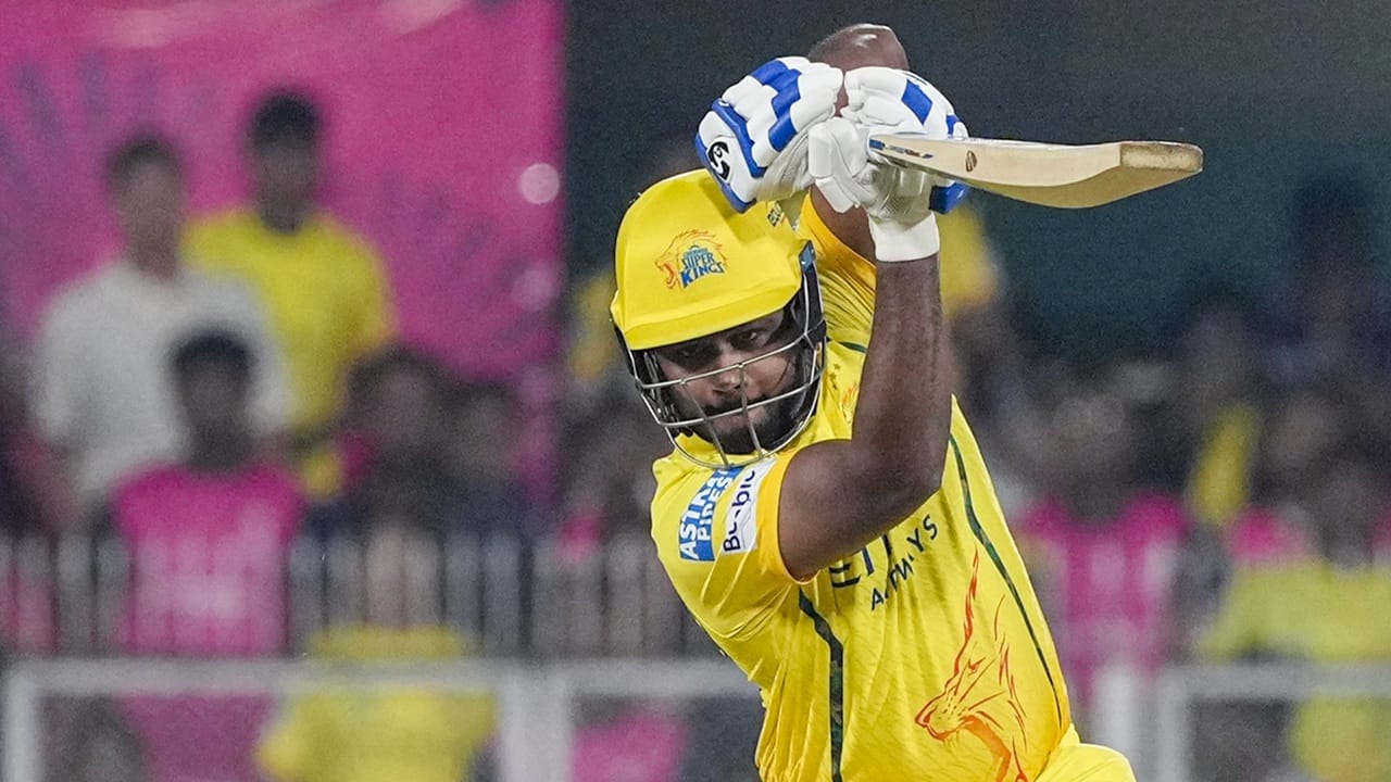 ടോസ് നേടുന്ന ടീം ബൗളിങ് തിരഞ്ഞെടുക്കുമെന്ന് വ്യക്തമായിരുന്നു. ചെന്നൈ സൂപ്പര് കിങ്സിനു വേണ്ടിയുള്ള അരങ്ങേറ്റ മത്സരത്തില് സഞ്ജു സാംസണിന് മികച്ച പ്രകടനം പുറത്തെടുക്കാനായില്ല. താരം ഏഴു പന്തില് ആറു റണ്സെടുത്ത് മടങ്ങി. നാന്ദ്രെ ബര്ജര് ക്ലീന് ബൗള്ഡ് ചെയ്യുകയായിരുന്നു.