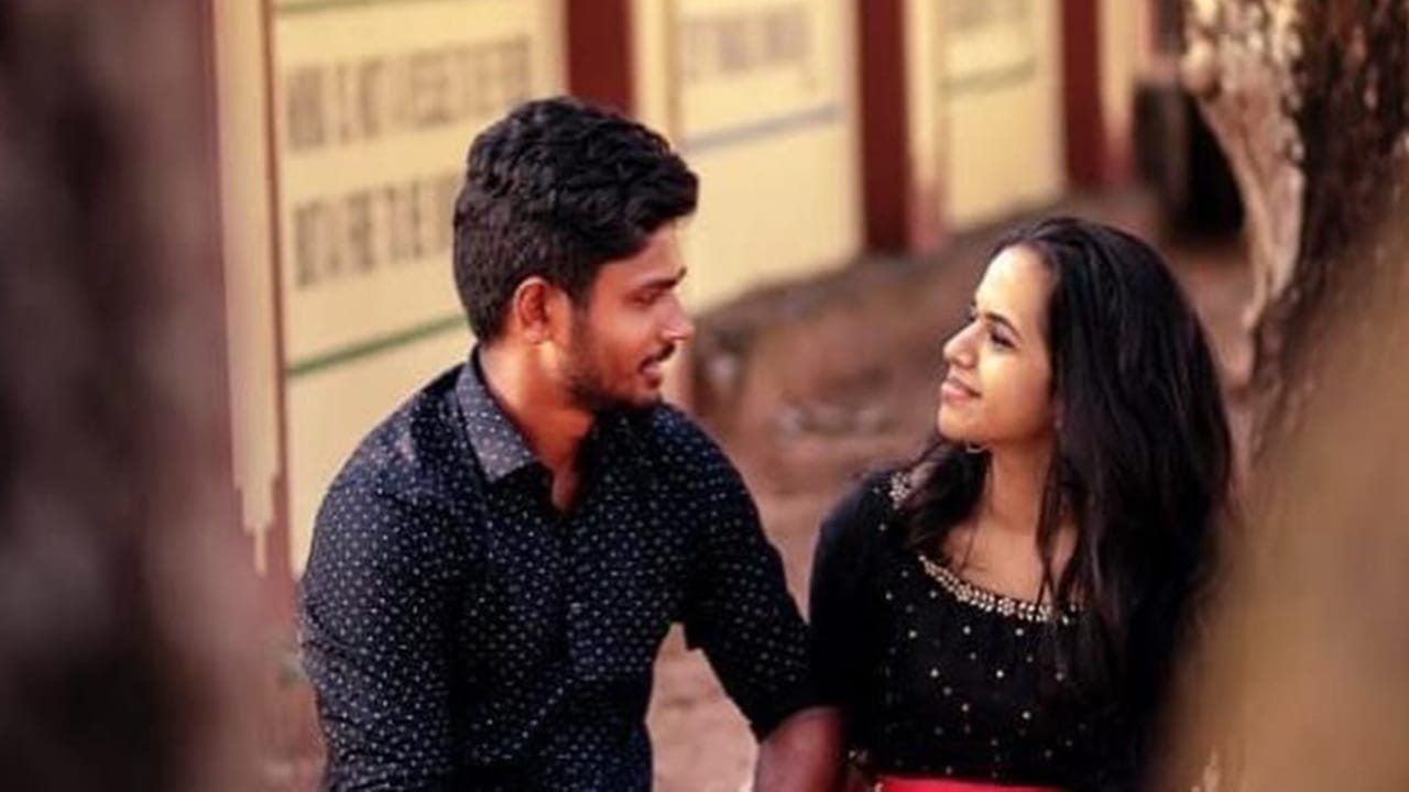 ന്യൂസിലന്ഡിനെതിരായ ഫൈനല് മത്സരം കാണാന് ചാരുലതയും അഹമ്മദാബാദില് എത്തിയിരുന്നു. ലോകകപ്പ് ട്രോഫിയുമായി ചാരുലതയ്ക്കൊപ്പം നില്ക്കുന്ന ഫോട്ടോയും സഞ്ജു പങ്കുവെച്ചിട്ടുണ്ട്. ഒപ്പം ഇരുവരുടെയും പഴയ ഒരു ഫോട്ടോയും സഞ്ജു പോസ്റ്റില് ഉള്പ്പെടുത്തിയിട്ടുണ്ട് (Image Credits: Social Media).