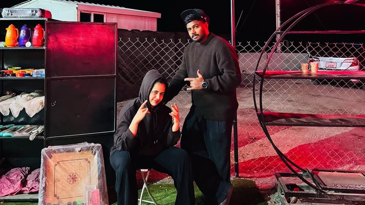 എന്റെ ജീവിതത്തിൽ ക്രിക്കറ്റ് എത്ര വലുതാണെന്ന് മനസ്സിലാക്കിയതിനും, അതിനെ നിന്റേത് കൂടിയാക്കി മാറ്റിയതിനും നന്ദി. ഞാന് എത്രത്തോളം സ്വപ്നം കണ്ടോ, അതേ ആവേശത്തോടെയും തീവ്രതയോടെയും നീയും ഈ നിമിഷത്തിനായി കാത്തിരുന്നു. എന്റെ പ്രിയപ്പെട്ട പൊണ്ടാട്ടി, വളരെ നന്ദി'-ഇതായിരുന്നു സഞ്ജുവിന്റെ കുറിപ്പ് (Image Credits: Social Media).