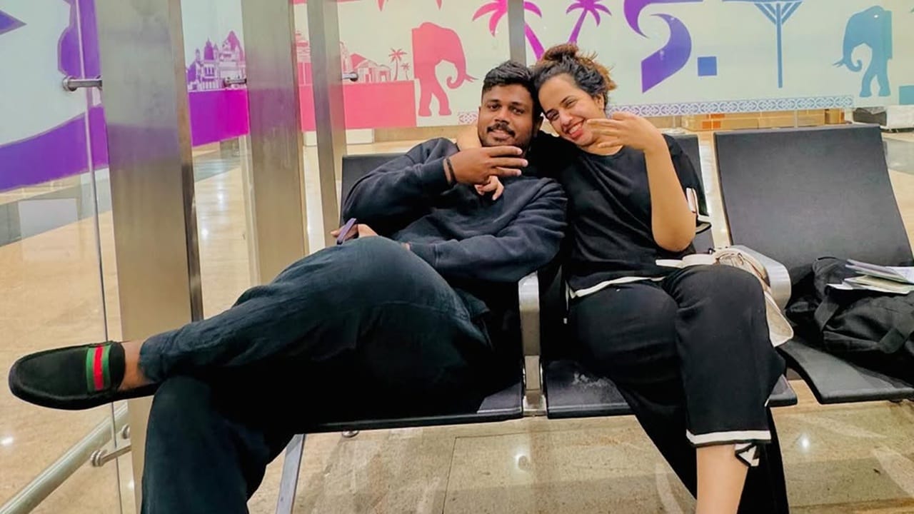 തിരുവനന്തപുരം മാര് ഇവാനിയോസ് കോളേജില് പഠിക്കുന്ന സമയത്താണ് സഞ്ജു ചാരുലതയെ പരിചയപ്പെടുന്നത്. ആ പരിചയം പ്രണയമായി. 2018-ലായിരുന്നു ഇരുവരുടെയും വിവാഹം (Image Credits: Social Media).