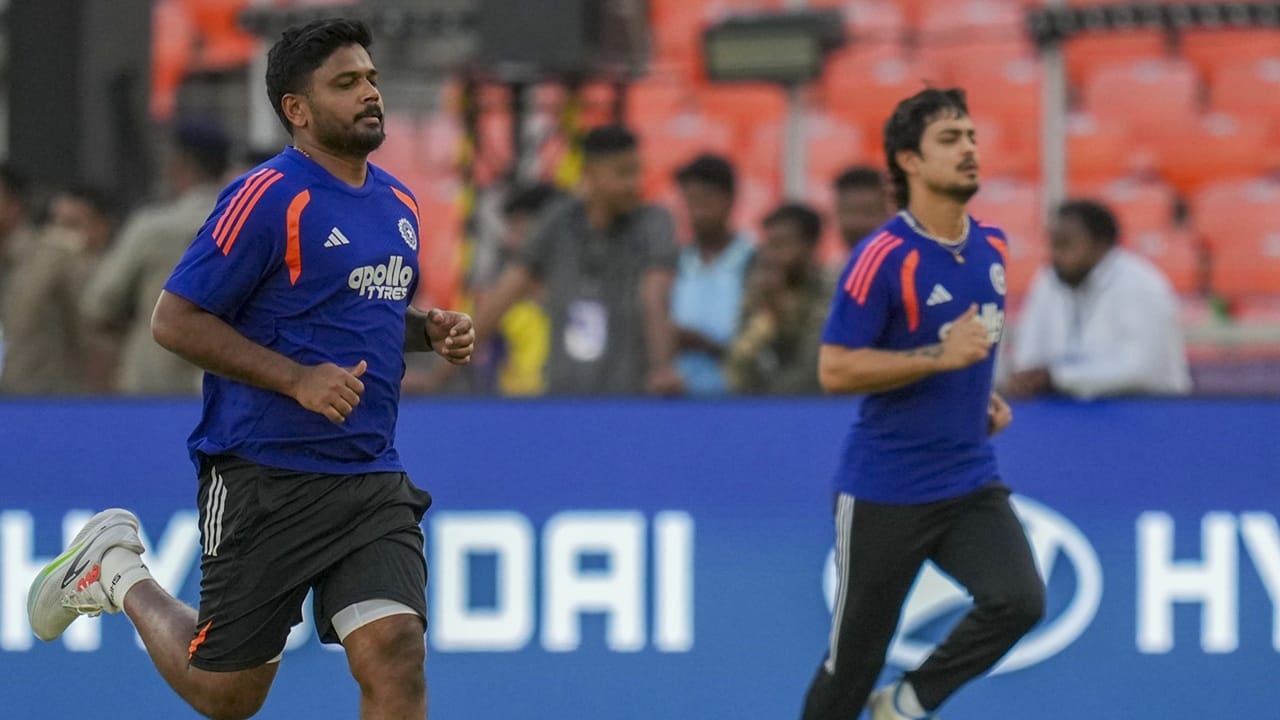 സഞ്ജു സാംസണാണ് സഹ ഓപ്പണര്. ഇഷാന് കിഷന് വണ് ഡൗണായി കളിക്കും. സൂര്യകുമാര് യാദവ്, തിലക് വര്മ എന്നിവരാണ് മറ്റ് സ്പെഷ്യലിസ്റ്റ് ബാറ്റര്മാര് (Image Credits: PTI).