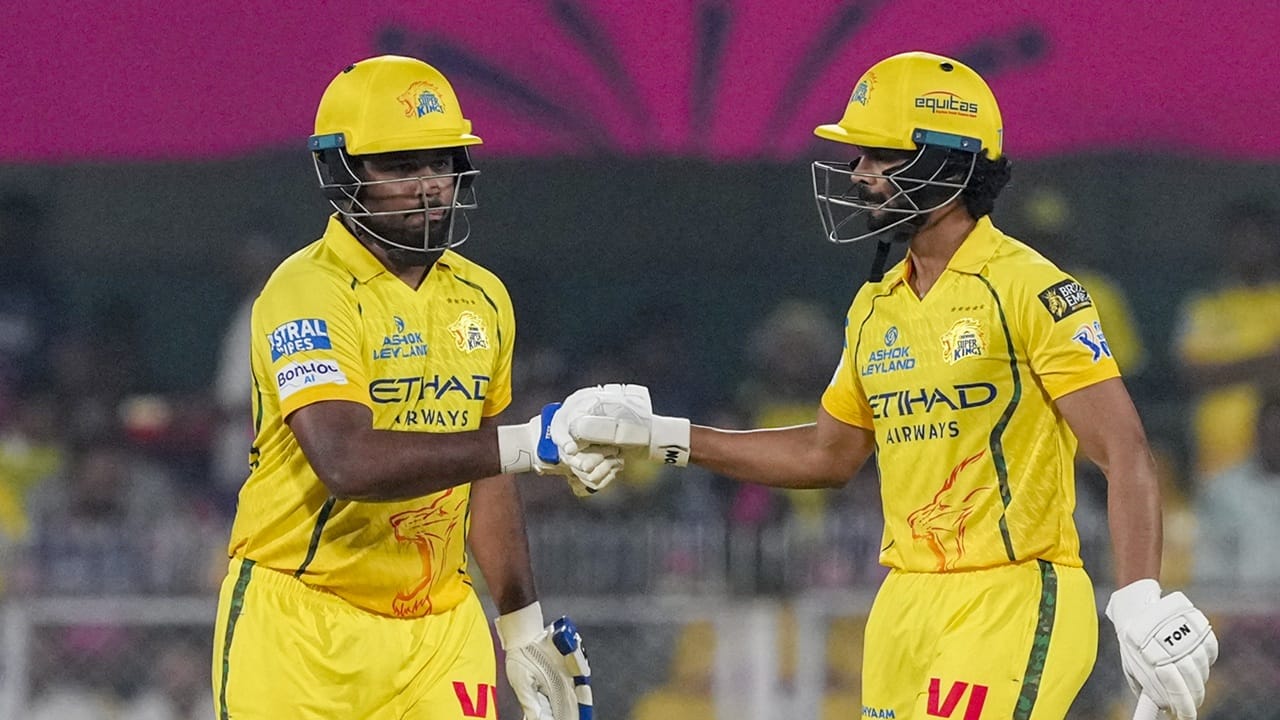 ചെന്നൈ സൂപ്പര്‍ കിങ്‌സിനെതിരെ രാജസ്ഥാന്‍ റോയല്‍സിന് 128 റണ്‍സ് വിജയലക്ഷ്യം. ടോസ് നഷ്ടപ്പെട്ട് ബാറ്റിങിന് ഇറങ്ങിയ ചെന്നൈ 19.4 ഓവറില്‍ 127 റണ്‍സിന് ഓള്‍ ഔട്ടായി. ഗുവാഹത്തിയിലെ പിച്ച് ബൗളിങിനെ തുണയ്ക്കുമെന്ന വിലയിരുത്തലുകള്‍ ശരിവയ്ക്കുന്ന തരത്തിലായിരുന്നു സിഎസ്‌കെയുടെ പ്രതികരണം. ടോസ് ഇടുന്നതിന് മുമ്പ് മഴ പെയ്തത് മൂലം ഗ്രൗണ്ടില്‍ ഈര്‍പ്പം നിലനിന്നിരുന്നു. ഇതും ബൗളിങിന് അനുകൂലമായി (Image Credits: PTI).