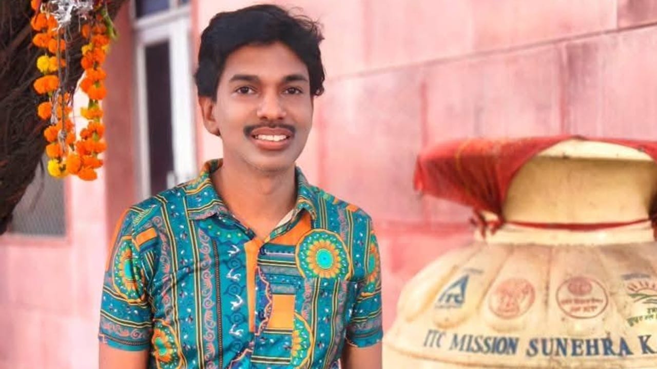 500 കോടി ബജറ്റില്‍ 'ഹോര്‍മുസ് കടലിടുക്ക് ദ റിവഞ്ച്-ചാപ്റ്റര്‍ 1' എന്ന പാന്‍ ഇന്ത്യ സിനിമ ചെയ്താലോ എന്ന ചിന്തയിലാണെന്ന് സന്തോഷ് പണ്ഡിറ്റ്. കഥ കേട്ട് നിങ്ങള്‍ നിര്‍ബന്ധിച്ചാല്‍ ഈ ചിത്രം ചെയ്യാമെന്ന് ഫേസ്ബുക്ക് പോസ്റ്റിലൂടെ സന്തോഷ് പറഞ്ഞു. ചിത്രത്തിന്റെ കഥയും സന്തോഷ് പങ്കുവെച്ചു. തുടക്കത്തില്‍ തന്നെ ഒരു ഐറ്റം ഡാന്‍സുണ്ട് (Image Credits: Santhosh Pandit Facebook Page).