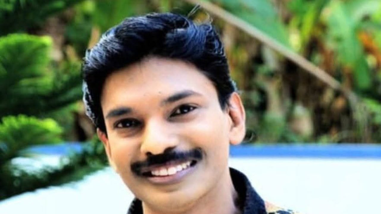 തുടര്‍ന്ന് കഥ ആരംഭിക്കുന്നു. യുദ്ധം കാരണം ഇന്ത്യയുടെ എല്‍പിജി നിറച്ച 101 കപ്പലുകള്‍ ഹോര്‍മുസ് കടലിടുക്കില്‍ കുടുങ്ങുന്നു. ജനങ്ങളും സര്‍ക്കാരും ബുദ്ധിമുട്ടുന്നു. എല്‍പിജിക്ക് 60 രൂപ വില കൂടുമെന്ന അവസ്ഥ. ഇതോടെ ജനങ്ങള്‍ ഇളകുന്നുവെന്നും സന്തോഷ് കുറിപ്പ് ഫേസ്ബുക്ക് പോസ്റ്റില്‍ കുറിച്ചു.