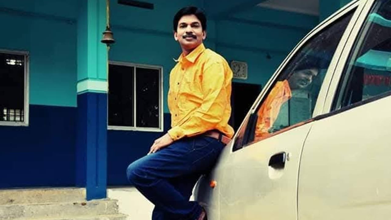 ക്രിമിനലുകളെ കണ്ടാല്‍ ഉടന്‍ വെടിവെച്ച് കൊല്ലുന്നതാണ് അയാളുടെ രീതി. തുടര്‍ന്ന് ഇയാള്‍ സസ്‌പെന്‍ഷനിലായിട്ടുണ്ട്. ഇതോടെ സുന്ദരിയും പണക്കാരിയുമായ മലയാളി കാമുകി ഇയാളെ തേച്ചുപോകുന്നു. തുടര്‍ന്ന് പാവപ്പെട്ട വീട്ടിലെ ഉത്തര്‍പ്രദേശുകാരിയായ യുവതിയുമായി നായകന്‍ പ്രണയത്തിലാകുന്നു. 