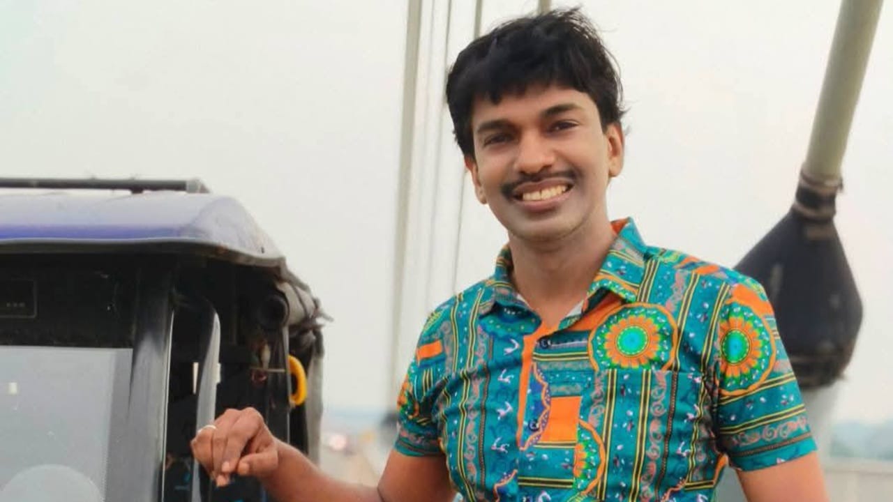 ഈ യുവതിയുമായുള്ള വിവാഹത്തിന്റെ തലേ ദിവസമാണ് ഹോര്‍മുസ് കടലിടുക്കിലേക്ക് പോകാന്‍ നിര്‍ദ്ദേശം ലഭിക്കുന്നു. തുടര്‍ന്ന് 'മൂസക്കുട്ടി' എന്ന പേര് ഇടുന്നു. പിന്നാലെ സസ്‌പെന്‍ഷന്‍ പിന്‍വലിക്കപ്പെട്ടു. ഇതോടെ ഇന്ത്യന്‍ ഏജന്റായി സ്‌പൈ വര്‍ക്ക് ചെയ്യാന്‍ ഇറാനിലേക്ക് നുഴഞ്ഞുകയറാന്‍ ഇദ്ദേഹം പോകുന്നതാണ് കഥ. കഥയുടെ ബാക്കിഭാഗം സന്തോഷ് പണ്ഡിറ്റിന്റെ ഫേസ്ബുക്ക് പോസ്റ്റിലുണ്ട്.