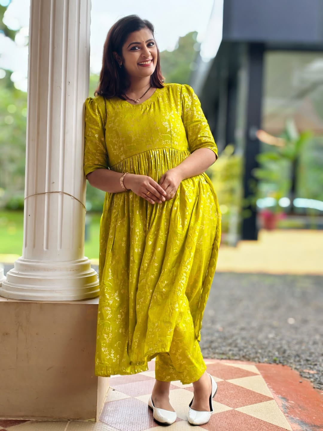 വര്‍ഷയെ പോലെ കാര്യങ്ങള്‍ തുറന്നുപറയുന്ന പെണ്‍കുട്ടികളാണ് ഇന്ന് വേണ്ടത്. ഈ കാലഘട്ടത്തിന് അനിവാര്യമായത് അതാണ്. ഇല്ലെങ്കില്‍ അവരുടെ ജീവന്‍ പോലും അപകടത്തിലായേക്കാം. വര്‍ഷ സംസാരിക്കുന്നത് പോലെ വേണം സംസാരിക്കാന്‍, നോ പറയേണ്ടിടത്ത് നോ പറയണം, ഇല്ലെങ്കില്‍ ആളുകള്‍ തലയില്‍ കയറി ഇരിക്കുമെന്നും ഷാലു കുര്യന്‍ പറഞ്ഞു. 

