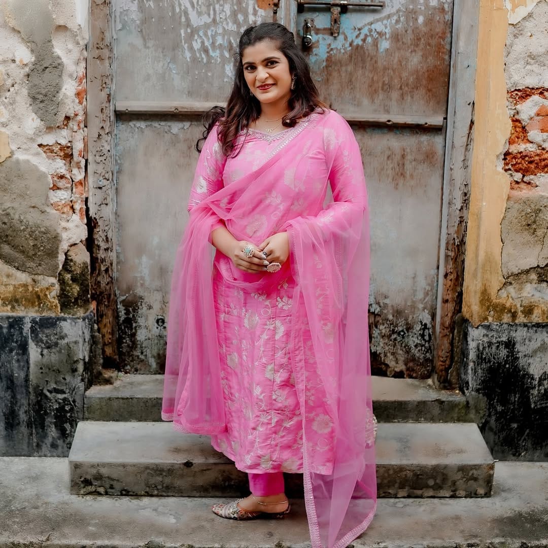 ഒരിടവേളയ്ക്ക് ശേഷം ചന്ദനമഴ സീരിയല് വീണ്ടും സമൂഹമാധ്യമങ്ങളില് ചര്ച്ചയാവുകയാണ്. വിവിധ പേജുകളില് സീരിയലിന്റെ ഓരോ എപ്പിസോഡുകള് വീതം പ്രത്യക്ഷപ്പെടുന്നുണ്ട്. ഒരുകാലത്ത് മലയാളക്കരയെ മൊത്തം ടെലിവിഷന് മുന്നില് ഇരിക്കാന് പ്രേരിപ്പിച്ച സീരിയല്, ഇന്ന് കാഴ്ചക്കാരെ സ്വാധീനിക്കുന്നത് വ്യത്യസ്തമായ വഴിയിലൂടെയാണ്. അന്ന് കണ്ട് കയ്യടിച്ച പല സീനികള്ക്കും പ്രേക്ഷകരുടെ കൂവലും കിട്ടുന്നുണ്ട്. (Image Credits: Shalu Kurian Instagram)