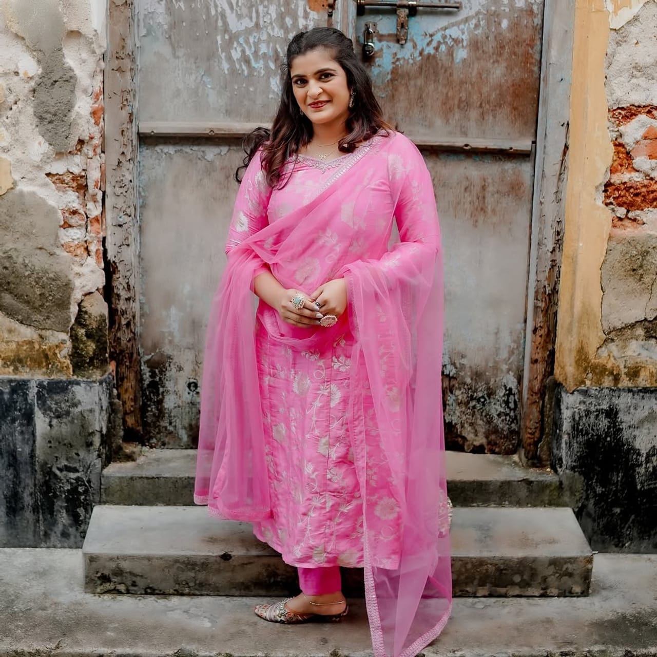 ഒരിടവേളയ്ക്ക് ശേഷം ചന്ദനമഴ സീരിയല്‍ വീണ്ടും സമൂഹമാധ്യമങ്ങളില്‍ ചര്‍ച്ചയാവുകയാണ്. വിവിധ പേജുകളില്‍ സീരിയലിന്റെ ഓരോ എപ്പിസോഡുകള്‍ വീതം പ്രത്യക്ഷപ്പെടുന്നുണ്ട്. ഒരുകാലത്ത് മലയാളക്കരയെ മൊത്തം ടെലിവിഷന് മുന്നില്‍ ഇരിക്കാന്‍ പ്രേരിപ്പിച്ച സീരിയല്‍, ഇന്ന് കാഴ്ചക്കാരെ സ്വാധീനിക്കുന്നത് വ്യത്യസ്തമായ വഴിയിലൂടെയാണ്. അന്ന് കണ്ട് കയ്യടിച്ച പല സീനികള്‍ക്കും പ്രേക്ഷകരുടെ കൂവലും കിട്ടുന്നുണ്ട്. (Image Credits: Shalu Kurian Instagram)