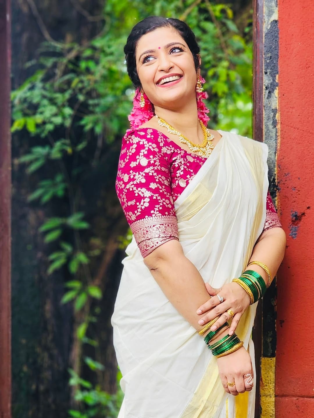 വര്‍ഷയായിരുന്നു ശരിയെന്ന് കാലം തെളിയിച്ചുവെന്നാണ് ഭൂരിഭാഗം ആളുകളുടെയും അഭിപ്രായം. ഇന്നത്തെ കാലത്ത് വര്‍ഷയെ പോലുള്ള ആളുകളാണ് വേണ്ടതെന്ന് പറയുകയാണ്, സീരിയലില്‍ ആ കഥാപാത്രത്തെ അവതരിപ്പിച്ച ഷാലു കുര്യന്‍. ടിവി9 മലയാളത്തിന് അനുവദിച്ച പ്രത്യേക അഭിമുഖത്തിലായിരുന്നു പ്രതികരണം. 

