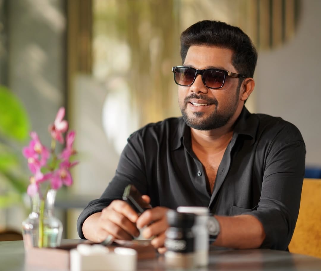 നടന്മാര്‍ക്ക് രാഷ്ട്രീയം തുറന്നുപറയാന്‍ പേടിയാണോ എന്നും ധ്യാന്‍ ശ്രീനിവാസന്‍ അഭിമുഖത്തിനിടെ ചോദിച്ചു. നമ്മള്‍ സിനിമയില്‍ വ്യത്യസ്തങ്ങളായ കഥാപാത്രങ്ങളാണ് സിനിമയില്‍ അവതരിപ്പിക്കുന്നത്. നമ്മളെ എല്ലാവരും ഇഷ്ടപ്പെടുക, നമ്മുടെ സിനിമകളിലൂടെ പ്രത്യേക വിഭാഗത്തില്‍ നിര്‍ത്താതിരിക്കുക എന്നൊക്കെ പറയുന്നത്, നമ്മള്‍ കൂടി അറിഞ്ഞുവെച്ച് ചെയ്യേണ്ട കാര്യമാണെന്നായിരുന്നു ഷറഫുദീന്റെ പ്രതികരണം. 

