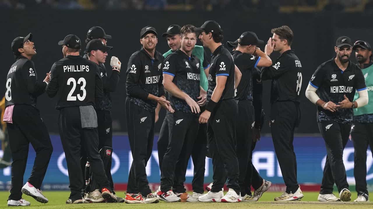 South Africa vs New Zealand: മക്കോഞ്ചി ആളു കൊള്ളാമല്ലോ; പ്രോട്ടീസിനെ പിടിച്ചുകെട്ടി കിവി ബൗളര്മാര്; വിജയലക്ഷ്യം 170 റണ്സ് South Africa vs New Zealand: മക്കോഞ്ചി ആളു കൊള്ളാമല്ലോ; പ്രോട്ടീസിനെ പിടിച്ചുകെട്ടി കിവി ബൗളര്മാര്; വിജയലക്ഷ്യം 170 റണ്സ്