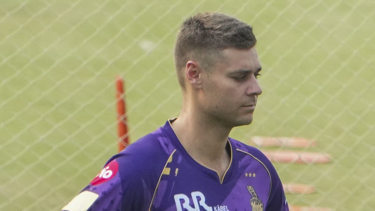 ജോണ്സണ് നേരത്തെ കൊല്ക്കത്ത നൈറ്റ് റൈഡേഴ്സിനും, ഗുജറാത്ത് ടൈറ്റന്സിനും വേണ്ടി വേണ്ടി കളിച്ചിട്ടുണ്ട്. ഓസ്ട്രേലിയയ്ക്കായി 13 അന്താരാഷ്ട്ര മത്സരങ്ങൾ കളിച്ചിട്ടുണ്ട്. ഇതില് അഞ്ച് ഏകദിനവും, 8 ടി20കളും ഉള്പ്പെടുന്നു. രാജ്യാന്തര ക്രിക്കറ്റില് 18 വിക്കറ്റുകള് വീഴ്ത്തി.