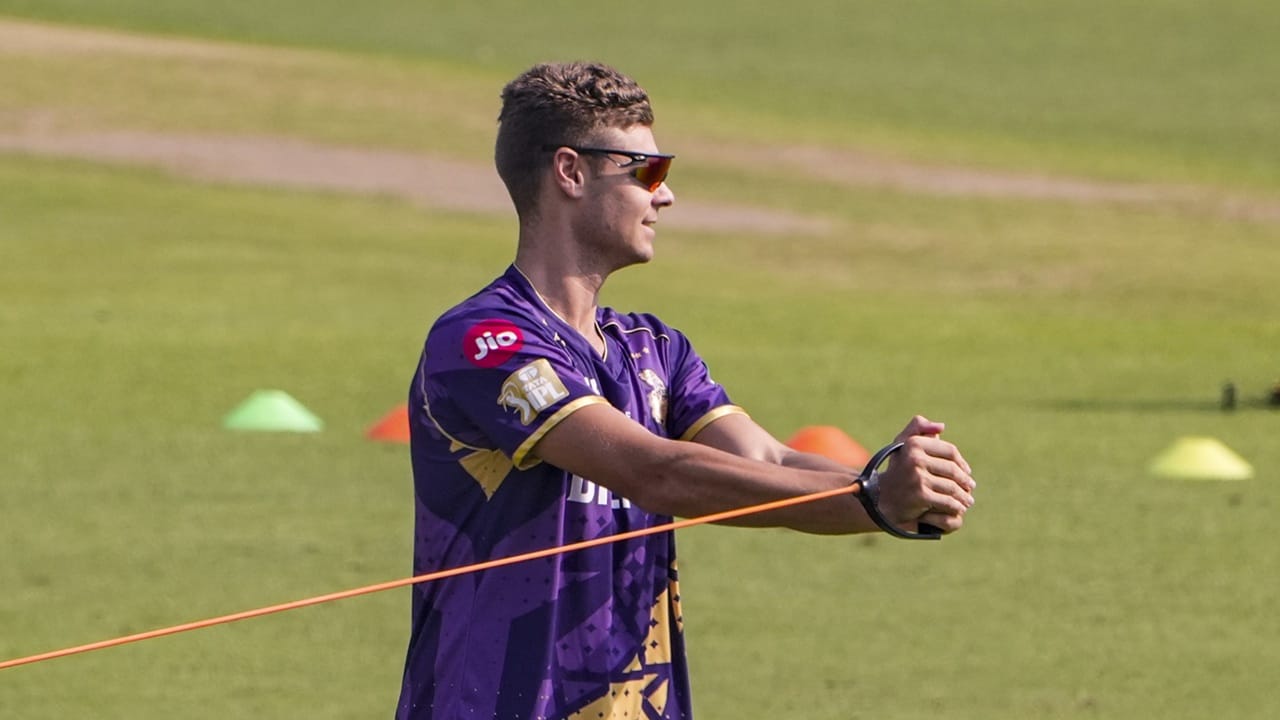 വ്യക്തിപരമായ കാരണങ്ങളാൽ കുറച്ച് ദിവസങ്ങൾക്ക് മുമ്പ് പാകിസ്ഥാൻ സൂപ്പർ ലീഗില് നിന്ന് ജോണ്സണ് പിന്മാറിയിരുന്നു. ഇതിന് പിന്നാലെയാണ് ഐപിഎല്ലിന്റെ ഭാഗമായത്. പിഎസ്എല്ലില് ക്വറ്റ ഗ്ലാഡിയേറ്റേഴ്സിനായി ജോൺസൺ കളിക്കേണ്ടതായിരുന്നു. വ്യക്തിപരമായ കാരണങ്ങളാൽ മാർച്ച് 15-ന് അദ്ദേഹം ടൂർണമെന്റിൽ നിന്ന് പിന്മാറി.