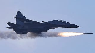 Israel-Iran Conflict: കൈപിടിച്ചുയര്‍ത്താന്‍ ഇന്ത്യ ഇറങ്ങി; യുഎസ് മുക്കിയ ഇറാനിയന്‍ കപ്പല്‍ രക്ഷിക്കാന്‍ നാവികസേനയും കളത്തില്‍