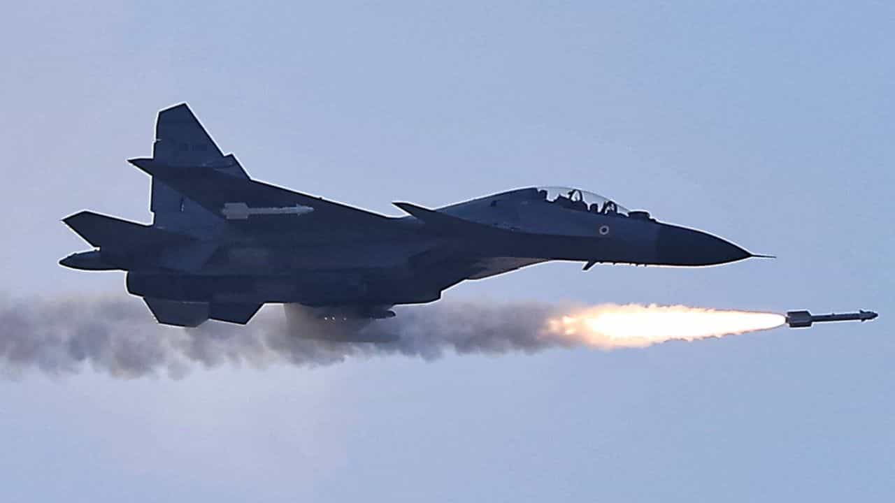 Sukhoi SU 30: ഇന്ത്യയുടെ സുഖോയ് വിമാനം തകര്‍ന്നുവീണു, റഡാര്‍ ബന്ധം നഷ്ടപ്പെട്ടു; തിരച്ചില്‍ പുരോഗമിക്കുന്നു