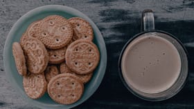 ചായയും ബിസ്കറ്റും കഴിച്ച് ദിവസം തുടങ്ങുന്നവരാണോ? കുടലിൻ്റെ ആരോഗ്യ