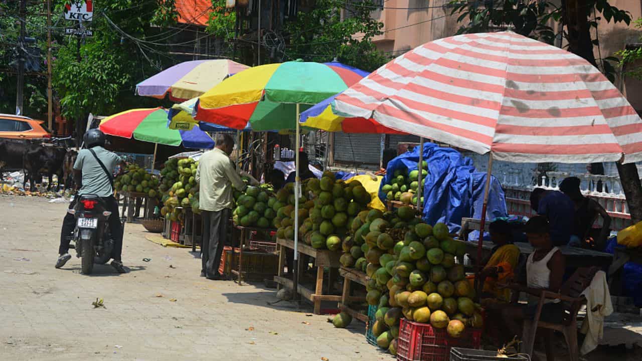 Bengaluru Tender Coconut Price: ബെംഗളൂരുവില് ഇളനീരിന് വീണ്ടും വില കൂടി; ദാഹം മാറ്റാന് വഴിയില്ല Bengaluru Tender Coconut Price: ബെംഗളൂരുവില് ഇളനീരിന് വീണ്ടും വില കൂടി; ദാഹം മാറ്റാന് വഴിയില്ല
