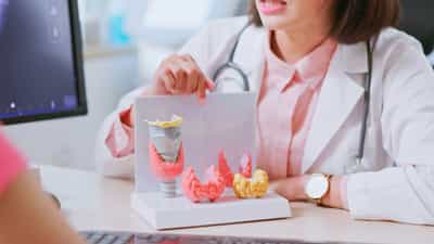Thyroid Cancer: സ്ത്രീകൾക്ക് തൈറോയ്ഡ് കാൻസർ വരാനുള്ള സാധ്യത കൂടുതൽ?; കാരണവും ലക്ഷണങ്ങളും