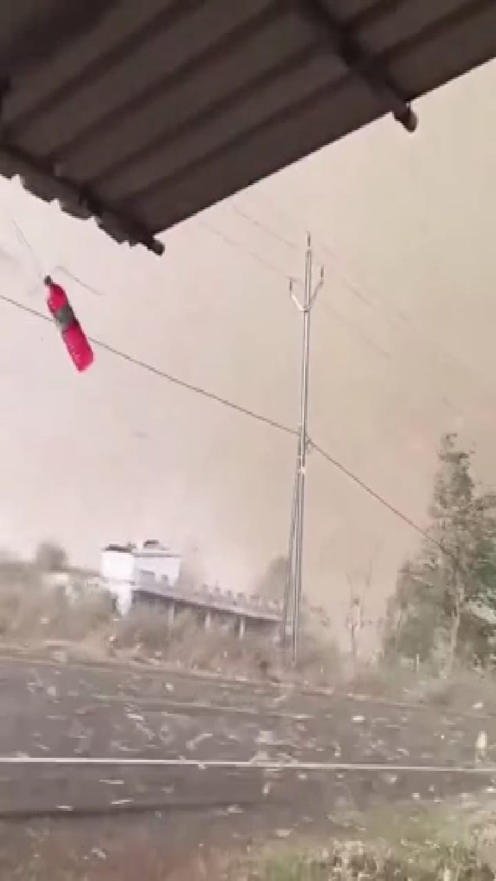 കണ്ടിട്ട് തന്നെ പേടിയാകുന്നു, അപ്പോള്‍ അത് അനുഭവിച്ചവരുടെ അവസ്ഥയോ? ഒഡീഷയില്‍ വീശിയടിച്ച ചുഴലിക്കാറ്റ്‌