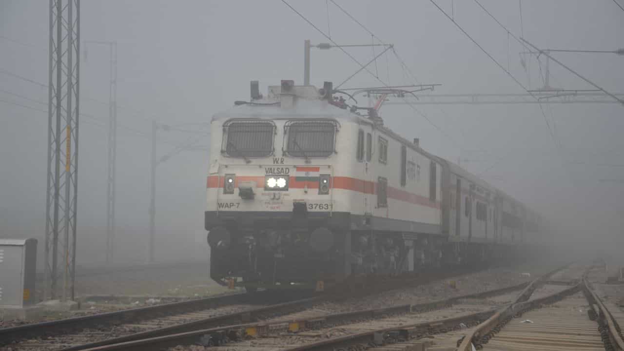 Train Service Delay: യാത്രക്കാർ വലയും! ട്രെയിൻ സർവീസുകൾ റദ്ദാക്കി, വഴിതിരിച്ചുവിട്ടു; അറിയേണ്ടതെല്ലാം ഒറ്റനോട്ടത്തിൽ
