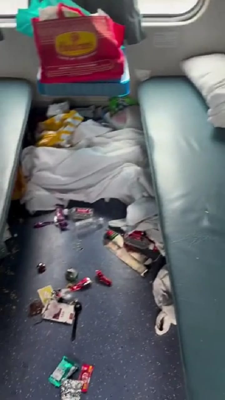 ട്രെയിനിന്റെ അവസ്ഥ കണ്ടോ? ടൂര്‍ പോയ പത്താം ക്ലാസ് വിദ്യാര്‍ത്ഥികളുടെ 'സംഭാവന'യെന്ന് യാത്രക്കാര്‍