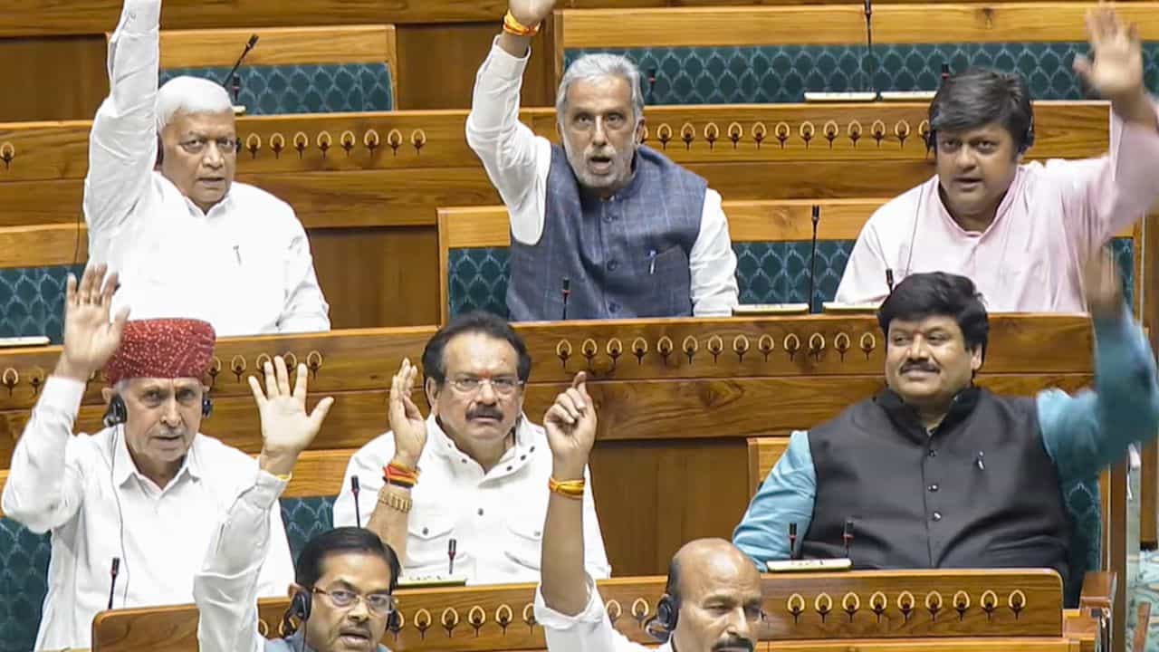 Transgender Bill: വ്യക്തിപരമായ താൽപര്യമോ സ്വയം പ്രഖ്യാപിത ലിംഗസ്വത്വമോ അംഗീകരിക്കില്ല; ട്രാൻജെൻഡർ ബിൽ പാസാക്കി ലോക്സഭ Transgender Bill: വ്യക്തിപരമായ താൽപര്യമോ സ്വയം പ്രഖ്യാപിത ലിംഗസ്വത്വമോ അംഗീകരിക്കില്ല; ട്രാൻജെൻഡർ ബിൽ പാസാക്കി ലോക്സഭ