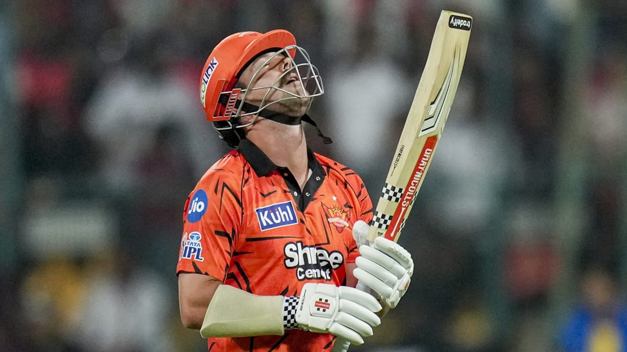 തൊട്ടുപിന്നാലെ സഹ ഓപ്പണര് ട്രാവിസ് ഹെഡും പുറത്തായി. ഹെഡിനെ വീഴ്ത്തിയതും ഡഫിയായിരുന്നു. ഒമ്പത് പന്തില് 11 റണ്സെടുക്കാനെ ഹെഡിന് സാധിച്ചുള്ളൂ. ഹെഡ് മടങ്ങുമ്പോള് മൂന്നോവറില് രണ്ട് വിക്കറ്റിന് 23 എന്ന നിലയിലായിരുന്നു സണ്റൈസേഴ്സ്.