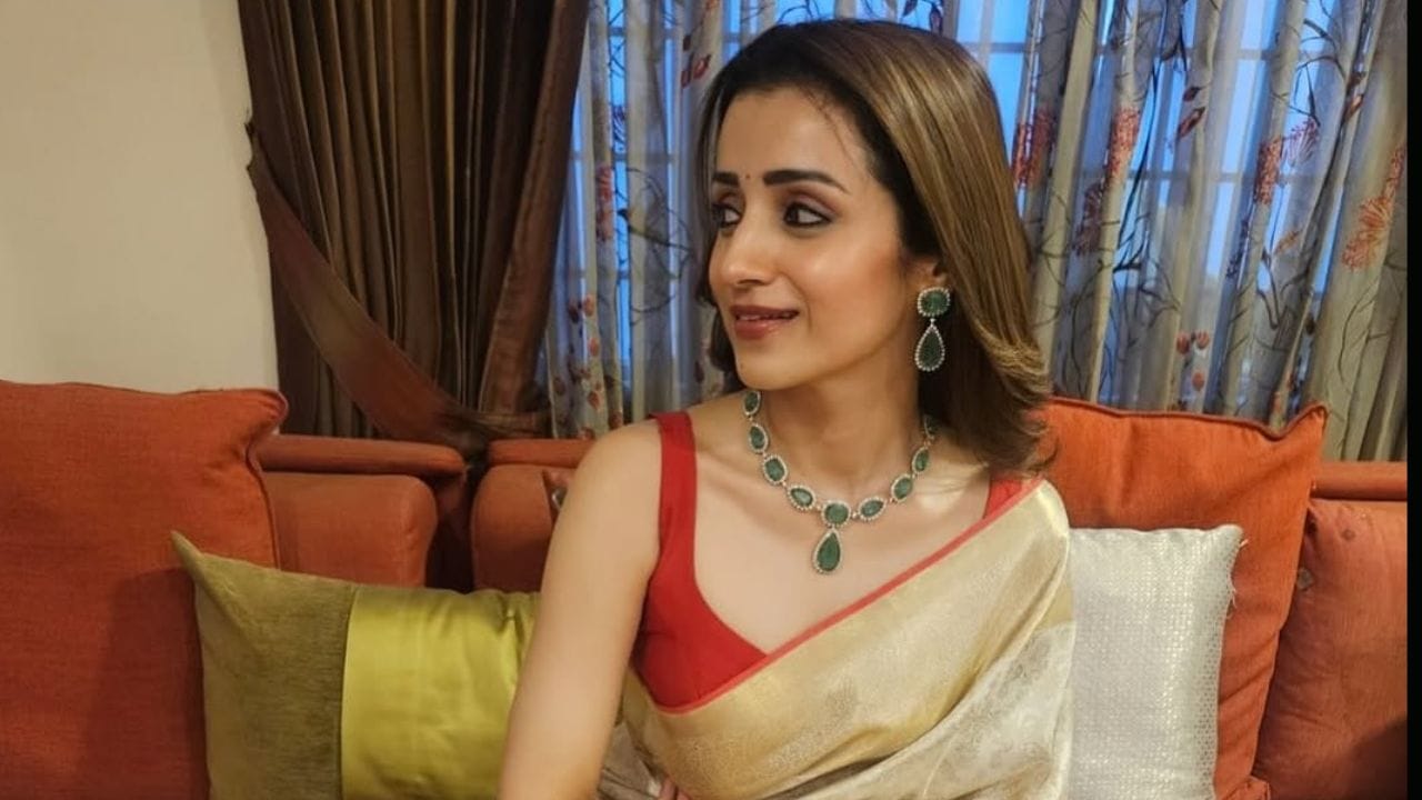 ദിവസങ്ങൾക്കു മുമ്പാണ് ചെന്നൈയിൽ നടന്ന ഒരു അവാർഡ് ദാന ചടങ്ങിനിടെ തൃഷയുടെ മണിരത്നം സംവിധാനം ചെയ്ത പൊന്നിയൻ സെൽവൻ എന്ന സിനിമയിലെ കുന്ദവയുടെ ചിത്രം കാണിച്ചപ്പോൾ കുന്തവിയെ കുറച്ചുദിവസം വീട്ടിൽ പൂട്ടിയിടണം എന്ന പരാമർശം നടൻ നടത്തിയത്. അവരെ പുറത്തുവിടരുത് എന്നും വീട്ടിൽ പൂട്ടിയിടണം എന്നും പ്രതികരണം നടത്തിയിരുന്നു. ഇതിനെതിരെ നടി തന്നെ രൂക്ഷ വിമർശനം ഉന്നയിച്ചതോടെ അദ്ദേഹം ഖേദം പ്രകടിപ്പിച്ചിരുന്നു. (PHOTO: INSTAGRAM)