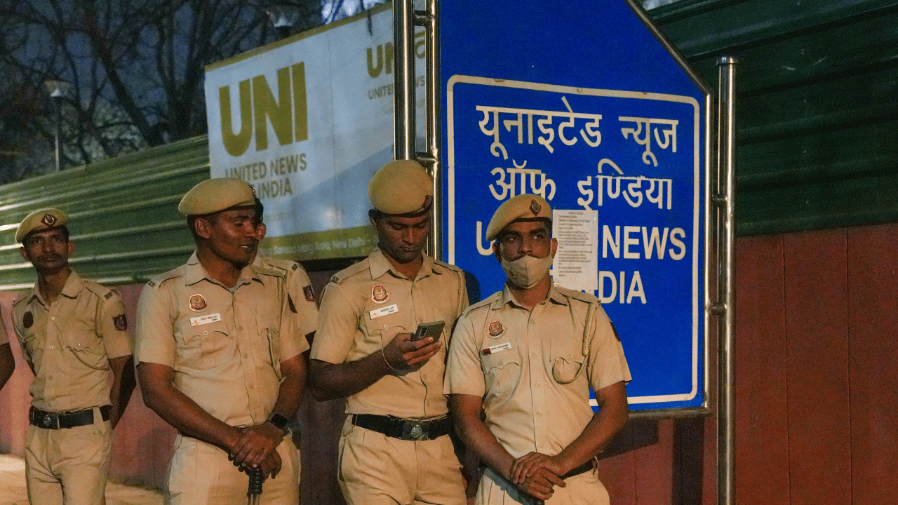 UNI: യുഎൻഐ ഡൽഹി ഓഫീസ് ബലമായി ഒഴിപ്പിച്ച് പോലീസ്, വനിതാ മാധ്യമപ്രവർത്തകർക്ക് നേരെ കൈയേറ്റം