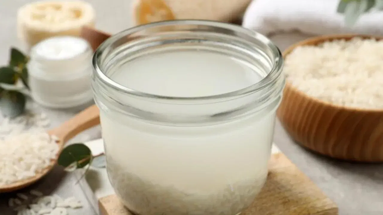 മാസത്തിൽ ഒന്നോ രണ്ടോ തവണ മാത്രം ഉപയോഗിക്കുക. അമിതമായാൽ ഇത് ദോഷകരമായേക്കാം. മണ്ണിൽ ഒഴിച്ചുകൊടുക്കുന്നതിനൊപ്പം ഇലകളിൽ സ്പ്രേ ചെയ്യുന്നതും ഇലകൾക്ക് തിളക്കവും ആരോഗ്യവും നൽകാൻ സഹായിക്കും.