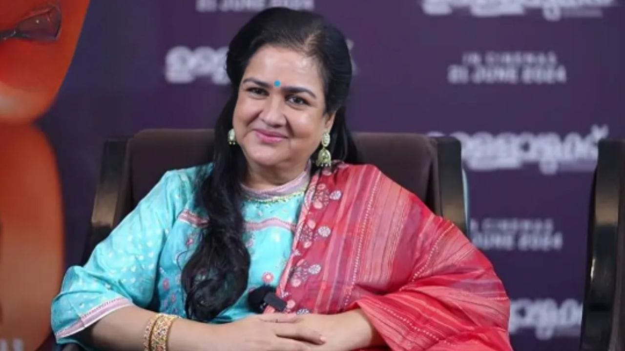 ആ സമയത്ത് സ്ത്രീകൾ കടന്നുപോകുന്ന മാനസികമായ വിഷമങ്ങൾ ആരും തന്നെ ഇപ്പോഴും വേണ്ട രീതിയിലുള്ള പ്രാധാന്യങ്ങൾ നൽകുന്നില്ല. ആ സമയത്താണ് താൻ പ്രസവിച്ച ശേഷം എന്തെല്ലാം മാനസിക ബുദ്ധിമുട്ടുകൾ നേരിടേണ്ടി വന്നു എന്ന് ഉർവശി തുറന്നുപറയുന്നത്. പ്രസവശേഷം താൻ കടുത്ത ഡിപ്രഷനിലൂടെ കടന്നുപോയി എന്നാണ് താരം വെളിപ്പെടുത്തുന്നത്.  (PHOTO: INSTAGRAM)