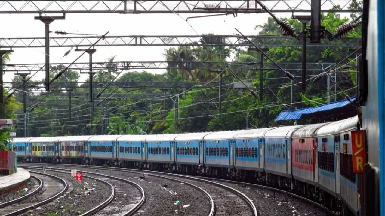 Venad Express Nilambur Stop: നിലമ്പൂരിലേക്ക് വേണാടില്ല? പ്ലാറ്റ്‌ഫോം പോരാ, ബോഗികൾ പുറത്തുനിൽക്കും; പ്രതിസന്ധികൾ ഏറെ