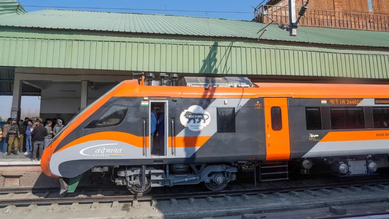 എന്നാല് ഇതിന് അധികനാളുകള് കാത്തിരിക്കേണ്ട ആവശ്യമില്ല. ആദ്യ വന്ദേ ഭാരത് ചരക്ക് ട്രെയിനിന്റെ പരീക്ഷണയോട്ടം ദിവസങ്ങള്ക്കുള്ളില് നടക്കുമെന്നാണ് വിവരം. പ്രോട്ടോടൈപ്പ് ട്രെയിനിന്റെ നിര്മാണം ചെന്നൈ ഐസിഎഫാണ് ഏറ്റെടുത്തിരിക്കുന്നത്. ട്രെയിന് കമ്മീഷന് ചെയ്യുന്നതിന് മുമ്പ് പ്രോട്ടോടൈപ്പ് റിസര്ച്ച് ഡിസൈന്സ് ആന്ഡ് സ്റ്റാന്ഡേര്ഡ്സ് ഓര്ഗനൈസേഷന് പരിശോധനകള് നടത്തും.