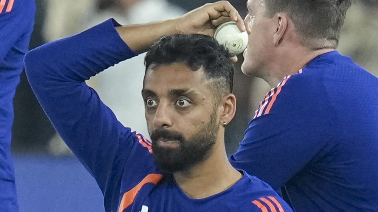 സെമി ഫൈനലില് നിരാശപ്പെടുത്തിയെങ്കിലും വരുണ് ചക്രവര്ത്തിയുടെ സ്ഥാനത്തിനും ഇളക്കം തട്ടില്ല. ടി20യിലെ ഒന്നാം നമ്പര് ബൗളറായ വരുണിനെ ക്യാപ്റ്റന് സൂര്യകുമാര് യാദവ് പിന്തുണച്ചിരുന്നു. കുല്ദീപ് യാദവ് ഇന്നും പുറത്തിരിക്കും (Image Credits: PTI).