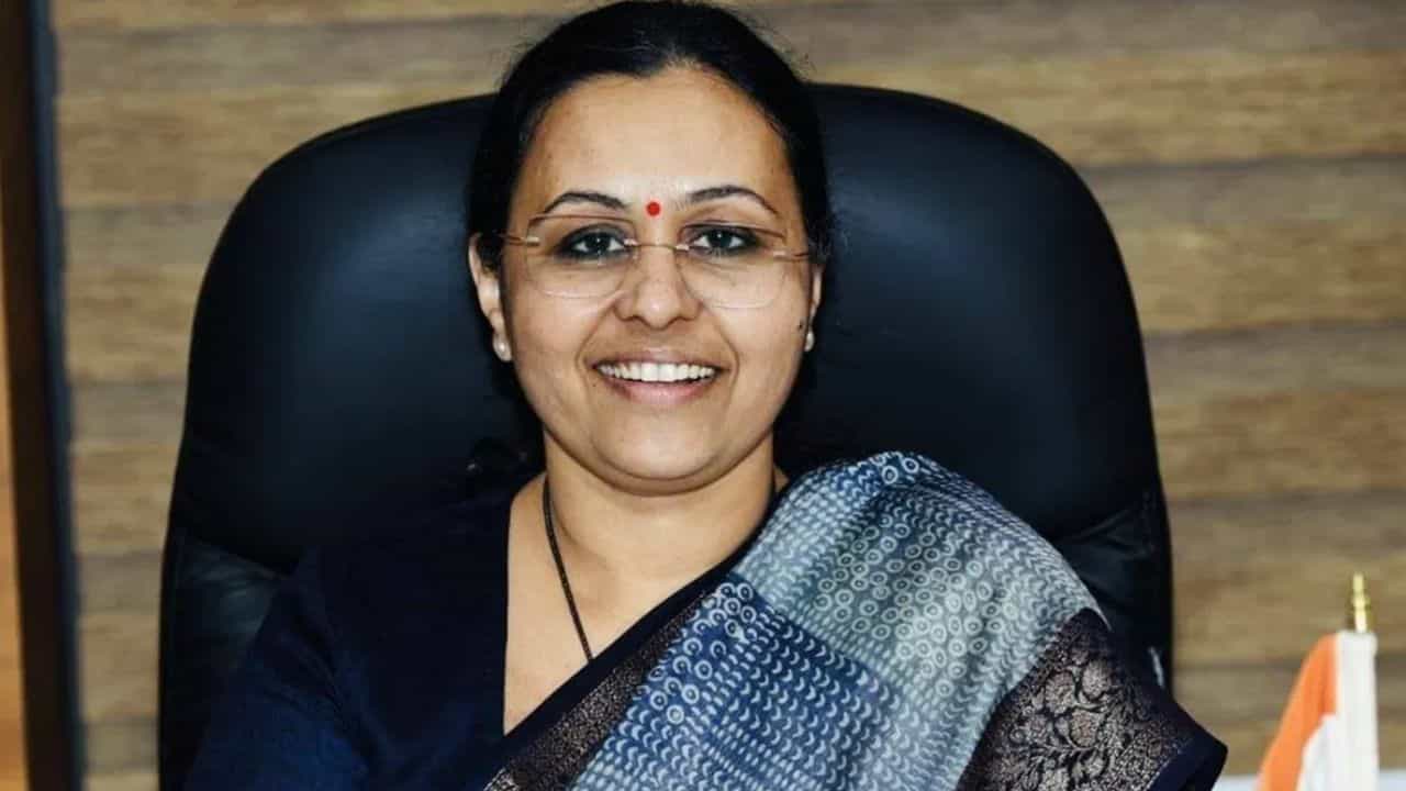 Veena George: വീണാ ജോർജിനെ മത്സരിപ്പിക്കരുതെന്ന ഭർത്താവിന്റെ ആവശ്യം അംഗീകരിച്ചേക്കില്ല Veena George: വീണാ ജോർജിനെ മത്സരിപ്പിക്കരുതെന്ന ഭർത്താവിന്റെ ആവശ്യം അംഗീകരിച്ചേക്കില്ല