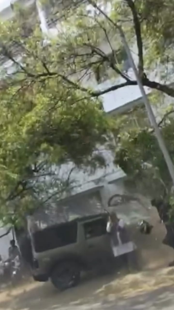 കോളേജിലേക്ക് ഥാർ ഇടിച്ചു കയറി, ഒടുവിൽ