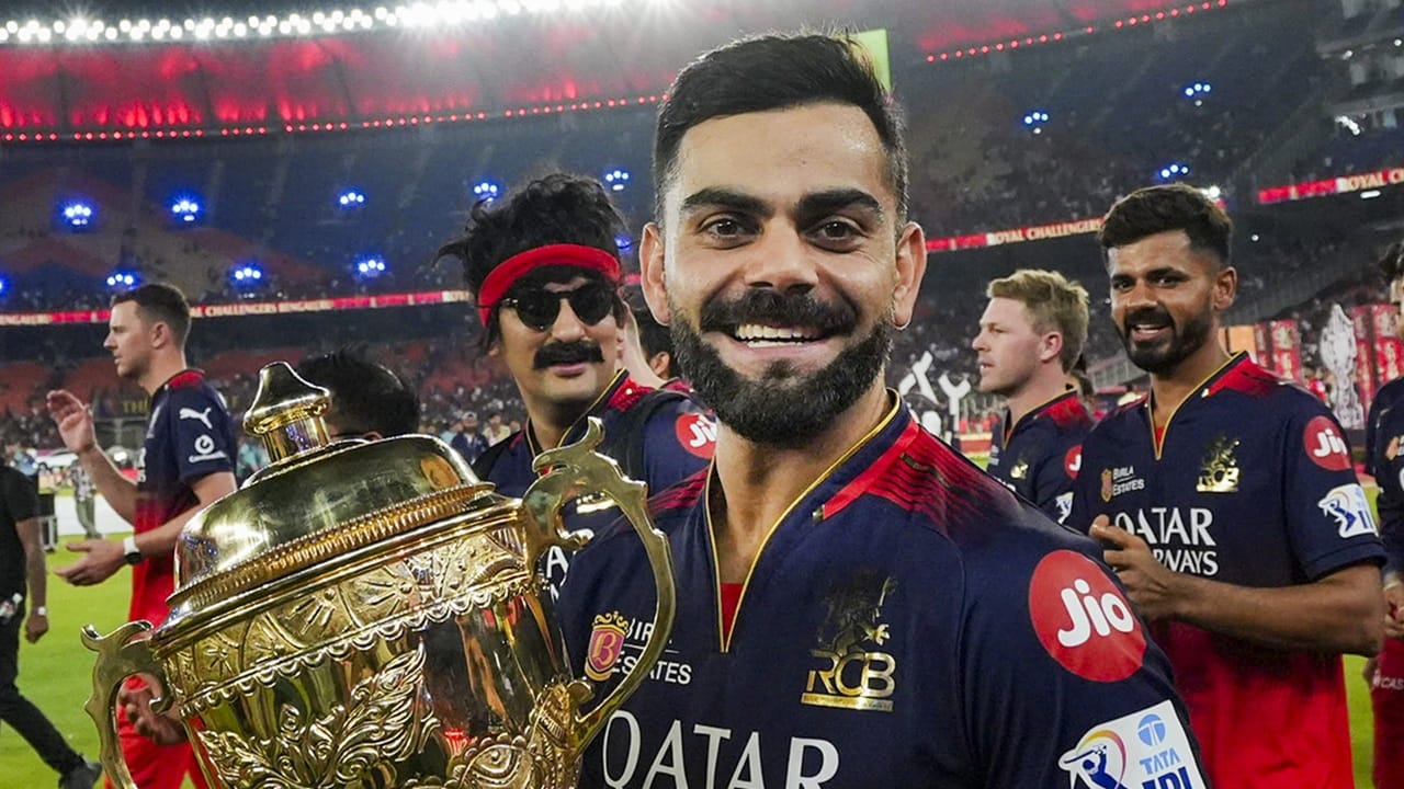 നിലവിലെ ചാമ്പ്യമാരായതിനാല്‍ വെല്ലുവിളി കൂടുതല്‍ കഠിനമാകും. താരങ്ങള്‍ മാനസികമായി സജീവമാകണം. ടീമിനായി 120 ശതമാനം നല്‍കണം. രണ്ടോ മൂന്നോ സീസണിലെ കഠിനാധ്വാനമാണ് കഴിഞ്ഞ തവണത്തെ കിരീടനേട്ടത്തിന് കാരണമെന്നും അദ്ദേഹം പറഞ്ഞു (Image Credits: PTI).