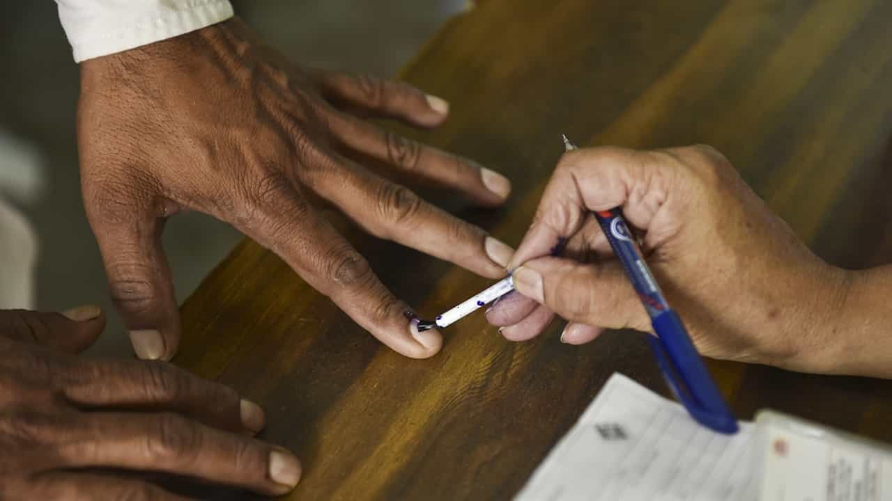 Kerala Election 2026: അപരന്മാരെയും വിമതന്മാരെയും പിന്തിരിപ്പിക്കാന്‍ ഊര്‍ജ്ജിത ശ്രമങ്ങള്‍; പത്രിക പിന്‍വലിക്കാന്‍ അവസാന അവസരം; മത്സരച്ചിത്രം ഇന്ന് തെളിയും