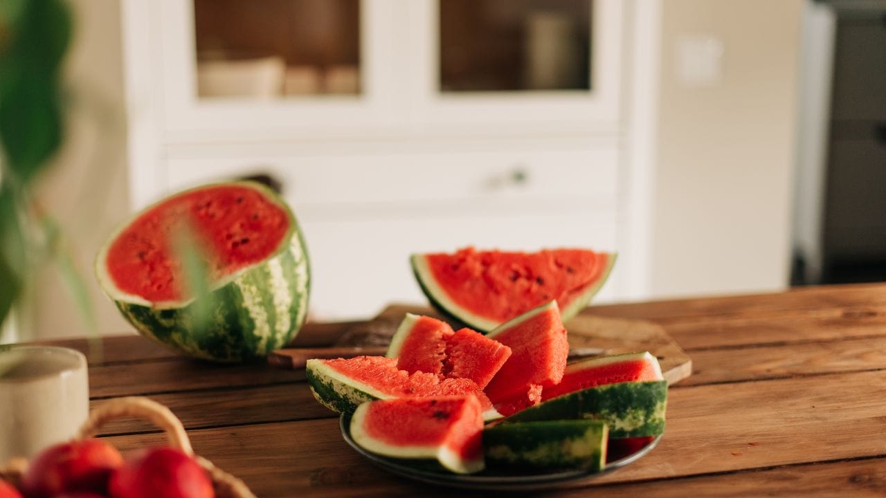 വേനൽക്കാലം കടുക്കുന്നതോടെ വഴിയോരങ്ങളിൽ തണ്ണിമത്തൻ വിപണി സജീവമാകുകയാണ്. സാധാരണയായി ചുവന്ന ഉൾഭാഗം കഴിച്ചശേഷം നാം വലിച്ചെറിയുന്ന തണ്ണിമത്തൻ തോട് യഥാർത്ഥത്തിൽ പോഷകങ്ങളുടെ കലവറയാണെന്ന് ആരോഗ്യ വിദഗ്ധർ ചൂണ്ടിക്കാട്ടുന്നു. 