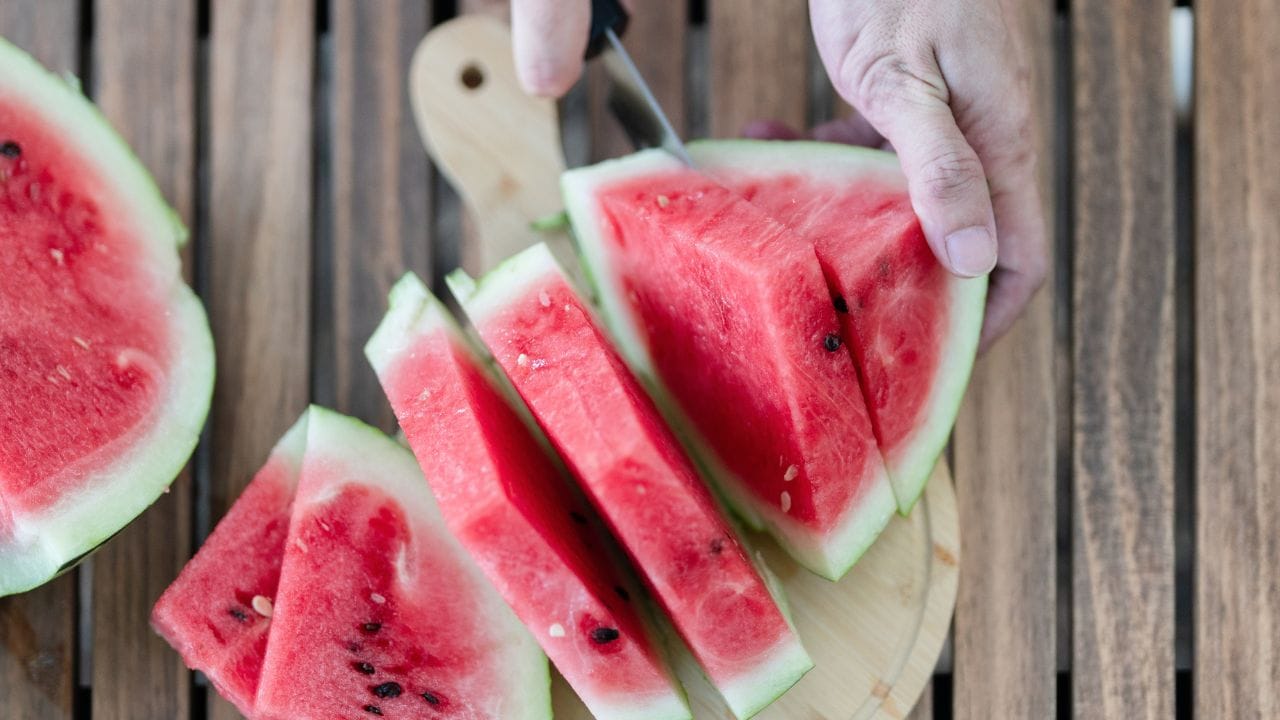 തണ്ണിമത്തൻ തോട് അച്ചാറിട്ടോ, തോരൻ വെച്ചോ ഭക്ഷണത്തിൽ ഉൾപ്പെടുത്താവുന്നതാണ്. രുചികരമായ തണ്ണിമത്തൻ തിരഞ്ഞെടുക്കാൻ ചില എളുപ്പവഴികളുണ്ട്. ഒരേ വലുപ്പമുള്ള രണ്ട് തണ്ണിമത്തനുകളിൽ ഭാരക്കൂടുതൽ ഉള്ളത് തിരഞ്ഞെടുക്കുക.