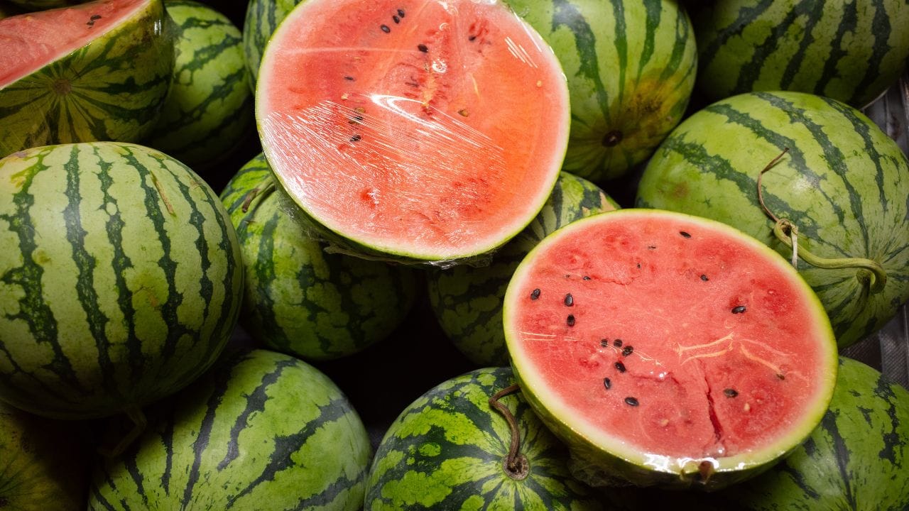 വിരലുകൊണ്ട് തട്ടുമ്പോൾ ആഴത്തിൽ നിന്നുള്ള ശബ്ദം കേൾക്കുന്നുണ്ടെങ്കിൽ അത് പാകത്തിന് വിളഞ്ഞതാണ്. ഫ്ലാറ്റായ ശബ്ദമാണെങ്കിൽ അത് അമിതമായി പഴുത്തതാകാൻ സാധ്യതയുണ്ട്. കടുംപച്ചയോ ഇളംപച്ചയോ നിറമുള്ളവ വിളഞ്ഞവയാണ്. മഞ്ഞ നിറം കലർന്ന ഭാഗമുണ്ടെങ്കിൽ അത് കൃത്യമായി പാകമായതിന്റെ സൂചനയാണ്.