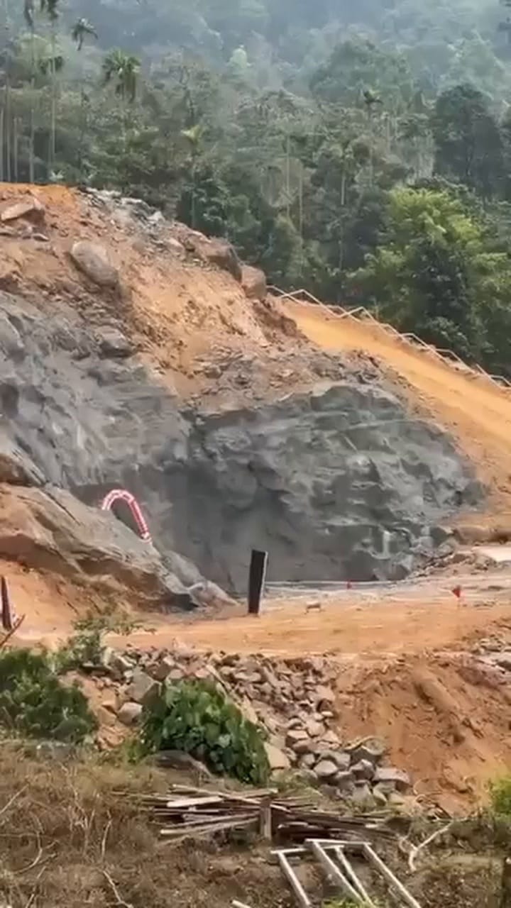 വയനാട് തുരങ്കപാത നിർമ്മാണം: ഫസ്റ്റ് ബ്ലാസ്റ്റിന്റെ സ്വിച്ച് ഓണ്‍ മുഖ്യമന്ത്രി നിര്‍വഹിച്ചപ്പോള്‍